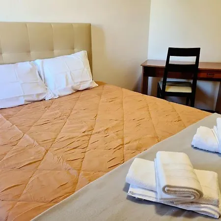 Amplo Com 4 Quartos Na Zona Universitaria