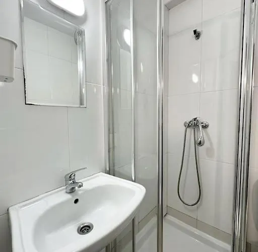 Apartment Amplo Com 4 Quartos Na Zona Universitaria *